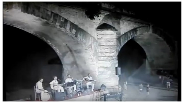 Συγκλονιστικό ΒΙΝΤΕΟ: Όταν οι κάτοικοι του χωριού γλεντούσαν κάτω από την γέφυρα του Κερίτη