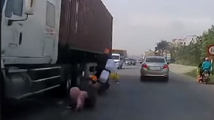 Σοκάρει η στιγμή που μητέρα σώζει τον γιο της από τις ρόδες φορτηγού – ΒΙΝΤΕΟ