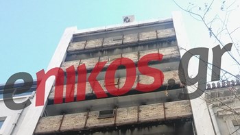Κίνδυνος – θάνατος: Air condition κρέμεται στο κενό από την ταράτσα κτιρίου – ΦΩΤΟ αναγνώστη