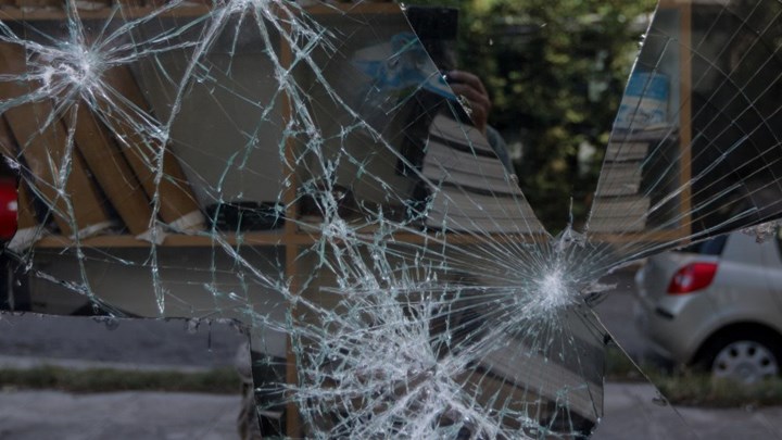 Εισβολή του “Ρουβίκωνα” σε γραφείο γιατρού για “φακελάκι” – BINTEO