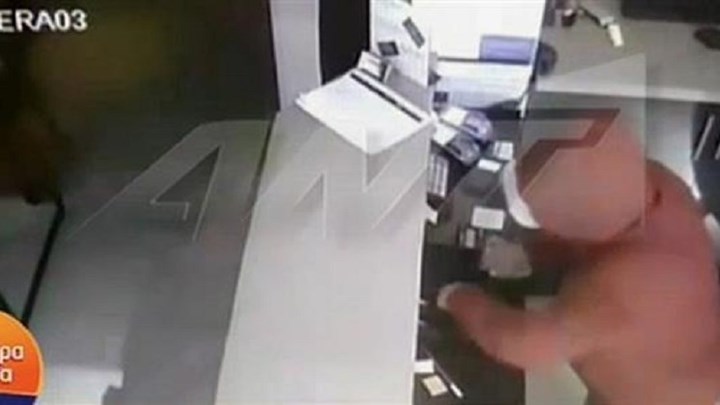 Βίντεο – ντοκουμέντο από ληστεία σε κατάστημα στο Ίλιον – Μέσα σε λίγα δευτερόλεπτα “σήκωσαν” το ταμείο