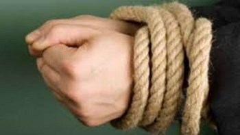 Εφιάλτης για ναυτικό στην Εύβοια – Ληστές τον έδεσαν και τον χτύπησαν