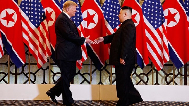 Θερμές χειραψίες και χαμόγελα στο τετ α τετ Τραμπ-Κιμ – ΒΙΝΤΕΟ-ΦΩΤΟ