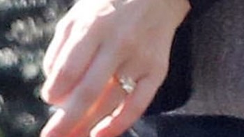 Παντρεύεται πασίγνωστος ηθοποιός – Το “πρόδωσε” το διαμαντένιο δαχτυλίδι – ΦΩΤΟ