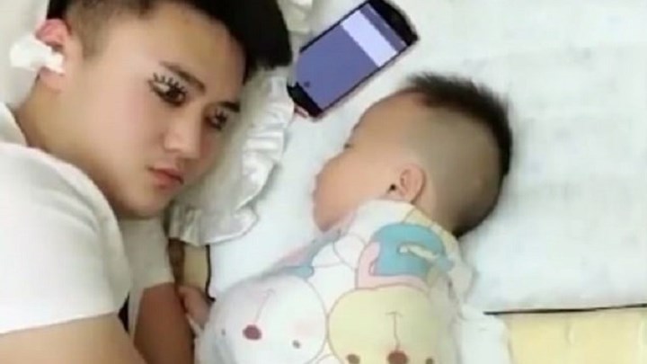 Το εύρημα ενός εξαντλημένου πατέρα για να μην τον ξυπνάει το νεογέννητο μωρό του – ΒΙΝΤΕΟ