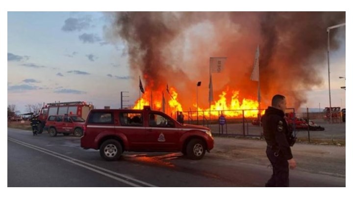 Μεγάλη φωτιά σε εργοστάσιο ξυλείας έξω από τη Λάρισα – ΒΙΝΤΕΟ