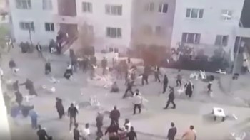 Ασύλληπτο ξύλο κατά τη διάρκεια γαμήλιας δεξίωσης μεταξύ των οικογενειών για τη… μουσική – ΒΙΝΤΕΟ