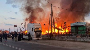 Ολοκληρωτική η καταστροφή στο εργοστάσιο ξυλείας έξω από τη Λάρισα