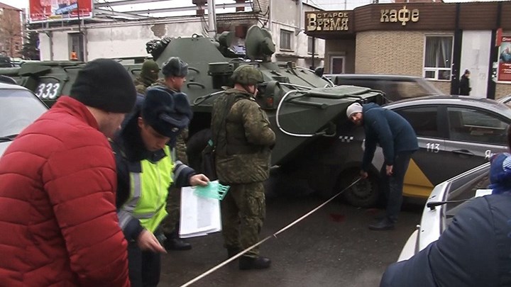Τεθωρακισμένα έκαναν… σάντουιτς αυτοκίνητα – ΒΙΝΤΕΟ