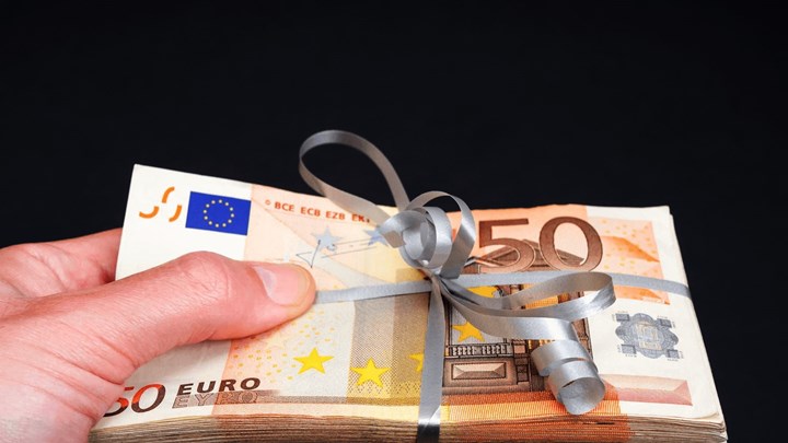 “Βόμβα” από Κομισιόν: Επαναφορά των δώρων μόνο με περικοπές