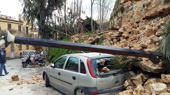 Κατέρρευσε μνημείο στα Χανιά – Καταπλάκωσε αυτοκίνητα – ΦΩΤΟ