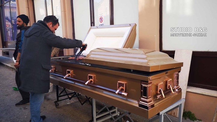 Συνέβη και αυτό: Τσίκνισαν με ψησταριά μέσα σε φέρετρο – ΦΩΤΟ – ΒΙΝΤΕΟ