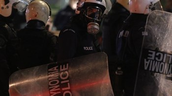 Επίθεση με πέτρες και μολότοφ σε διμοιρία των ΜΑΤ έξω από το Πολυτεχνείο – Τραυματίστηκε αστυνομικός
