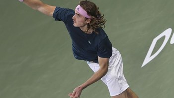 Έφυγε η ρακέτα από τα χέρια του Τσιτσιπά στο σερβίς – ΒΙΝΤΕΟ