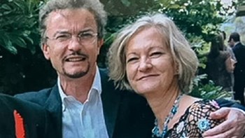 Επανεκδίκαση αντί απελευθέρωση για μία γυναίκα που σκότωσε με σφυρί τον σύζυγό της έπειτα από χρόνια κακοποίησης – ΦΩΤΟ