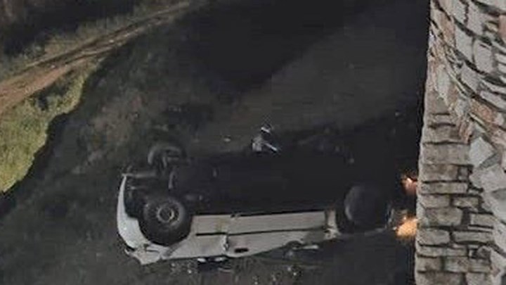 Αυτοκίνητο εξετράπη της πορείας του και έπεσε σε γκρεμό – Δύο τραυματίες – ΦΩΤΟ