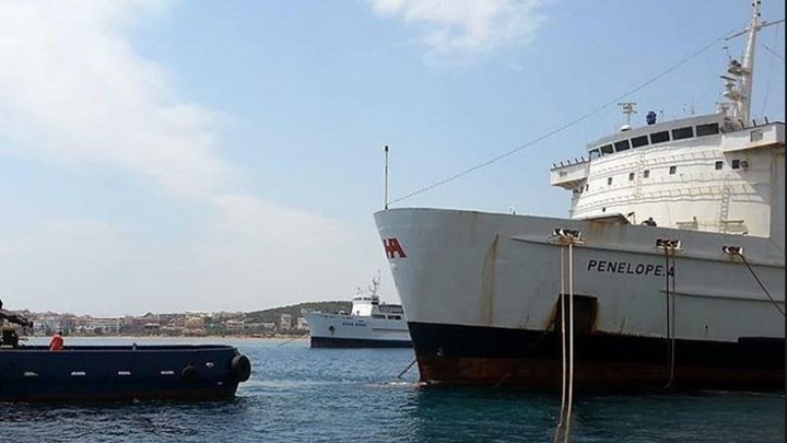 Επιχείρηση “διάσωσης” του πλοίου Πηνελόπη Α – Μπάζει νερά και έχει πάρει κλίση