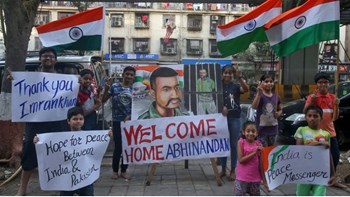 Το Πακιστάν άφησε ελεύθερο τον Ινδό πιλότο που είχε συλλάβει μετά από αερομαχία- ΦΩΤΟ