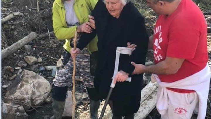 Εθελοντές έσωσαν ηλικιωμένη μέσα από τα χαλάσματα- ΦΩΤΟ