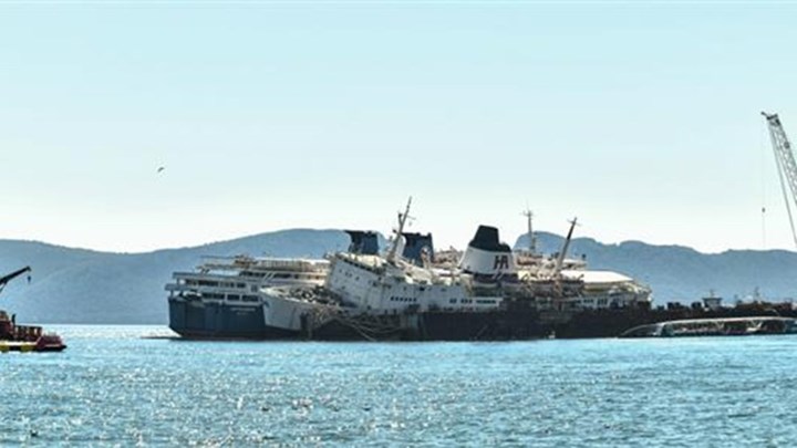 Αντιρρυπαντικό φράγμα γύρω από το πλοίο “Πηνελόπη Α” – ΦΩΤΟ