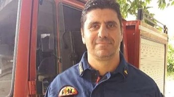 Αυτός είναι ο πυροσβέστης που έχασε τη ζωή του στη φωτιά της Σίνδου