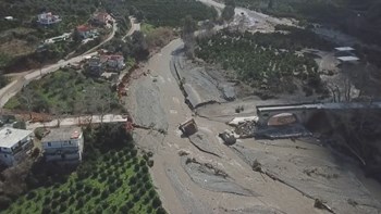 Συγκλονίζουν οι εικόνες από την κατεστραμμένη ιστορική γέφυρα του Κερίτη στα Χανιά – ΒΙΝΤΕΟ από drone