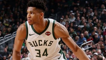 «Βασιλιάς» στο Λος Άντζελες ο Αντετοκούνμπο – Στα πλέι οφ οι Μπακς – ΒΙΝΤΕΟ