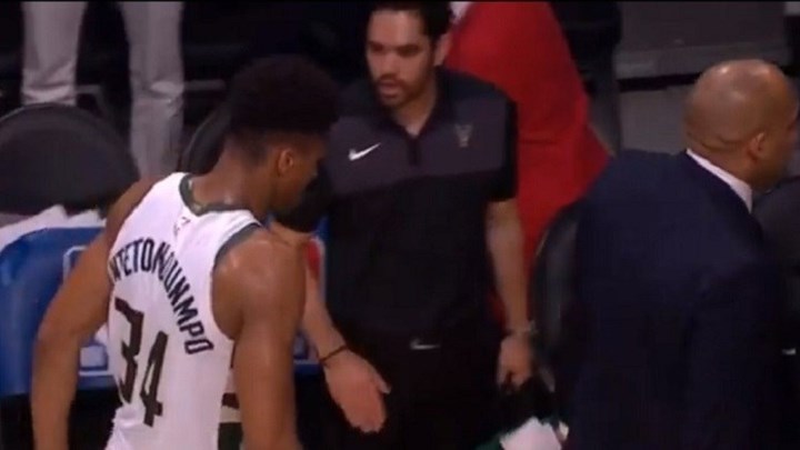 Αποχώρησε από το παρκέ έξαλλος ο ΛεΜπρόν – Δεν χαιρέτησε τον Αντετοκούνμπο – ΒΙΝΤΕΟ