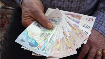 Καθαρίστρια βρήκε φάκελο με ποσό – μαμούθ και τον παρέδωσε