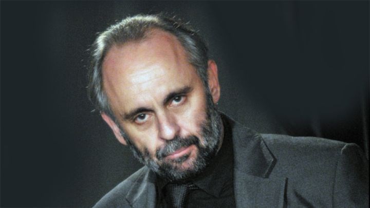 Ο Χατζάκης σκηνοθετεί το “Σλουθ” και πρωταγωνιστεί σ’ αυτό