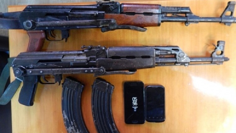 Έβαλε τα καλάσνικοφ παραμάσχαλα κι άρχισε… να τρέχει