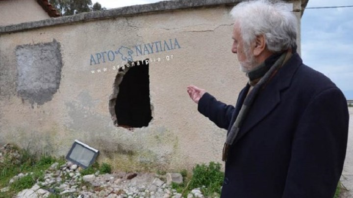 Πρωτοφανής κλοπή – Άνοιξαν τρύπα σε σπίτι με βαριοπούλα – ΒΙΝΤΕΟ