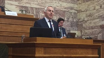 Ο Αποστολάκης για τον αλεξιπτωτιστή: Δεν παίζουμε με τους κανόνες ασφαλείας και δεν έχει απαγορευθεί κανένα εμβατήριο