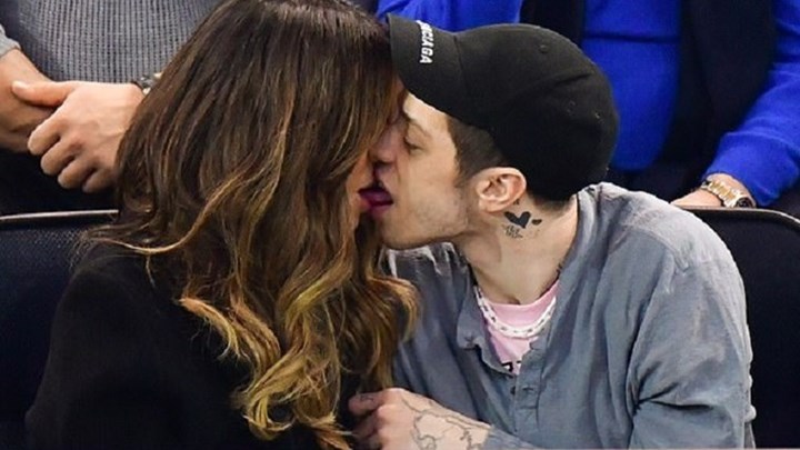 Καυτά φιλιά στις κερκίδες: Η 45χρονη Κέιτ Μπέκινσεϊλ επιβεβαιώνει το ειδύλλιο με τον 25χρονο πρώην της Αριάνα Γκράντε – ΦΩΤΟ