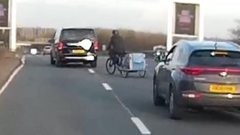 Ποδηλάτης σέρνει σε αυτοκινητόδρομο ταχείας κυκλοφορίας παιδικό καροτσάκι – ΒΙΝΤΕΟ