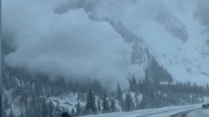 Τεράστια χιονοστοιβάδα “καταπίνει” δρόμο και αυτοκίνητα – ΒΙΝΤΕΟ