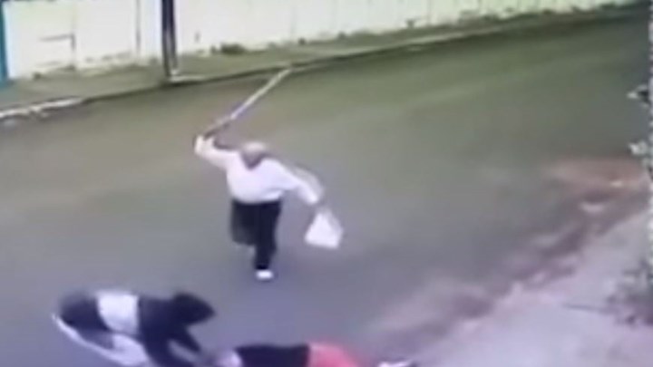 Παππούς βγάζει νοκ άουτ κλέφτη με την μαγκούρα του- ΒΙΝΤΕΟ