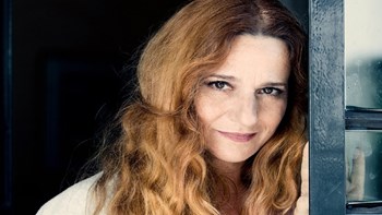 Η Ρεμπούτσικα «ντύνει» μουσικά τη «Δασκάλα με τα χρυσά μάτια»