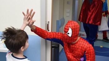 Αποκριάτικη γιορτή-έκπληξη από τον ΟΠΑΠ στα παιδιατρικά νοσοκομεία – Δώρα και χαμόγελα στα παιδιά
