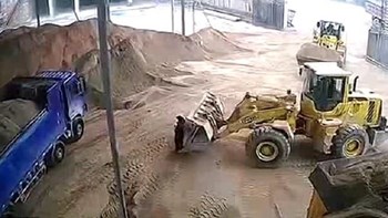 Τραγωδία στην Κίνα: Χειριστής μπουλντόζας έθαψε ζωντανή γυναίκα στην άμμο καθώς αφαιρέθηκε από το κινητό του – ΒΙΝΤΕΟ