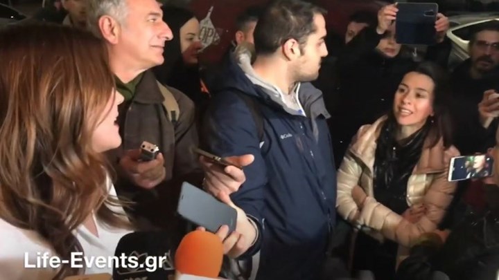 Φραστική επίθεση στην Αχτσιόγλου: Είστε προδότες – Η Μακεδονία είναι ελληνική – ΒΙΝΤΕΟ