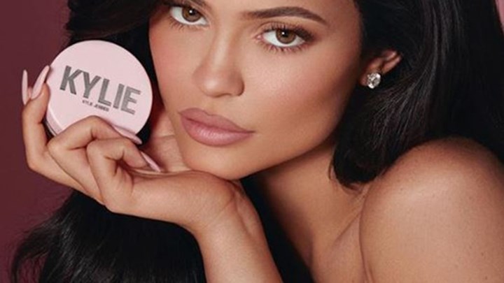 Η Κάιλι Τζένερ έγινε η νεότερη αυτοδημιούργητη δισεκατομμυριούχος στον κόσμο – “Έφαγε” τον Mr Facebook – ΒΙΝΤΕΟ