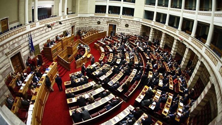 Σφοδρή αντιπαράθεση στη Βουλή για την τιμολόγηση των φαρμάκων και τη Ρένα Δούρου