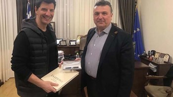 Τι κάνει ο Σάκης Ρουβάς στην Ελασσόνα;