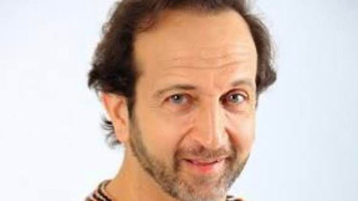 Ο Μπιμπίλας στο “Μπαμπά μην ξαναπεθάνεις Παρασκευή” με ρόλο-έκπληξη!