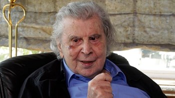 Στο νοσοκομείο ο Μίκης Θεοδωράκης