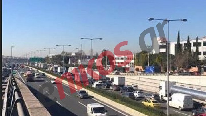 Ακινητοποιημένα τα αυτοκίνητα στην κάθοδο του Κηφισού – ΦΩΤΟ αναγνώστη