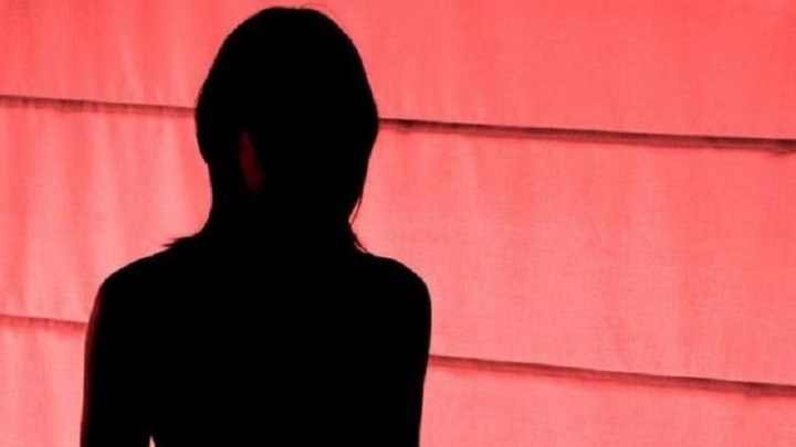 Ροζ αγγελίες έχουν βάλει τουλάχιστον 2.000 φοιτήτριες στην Ελλάδα – ΒΙΝΤΕΟ