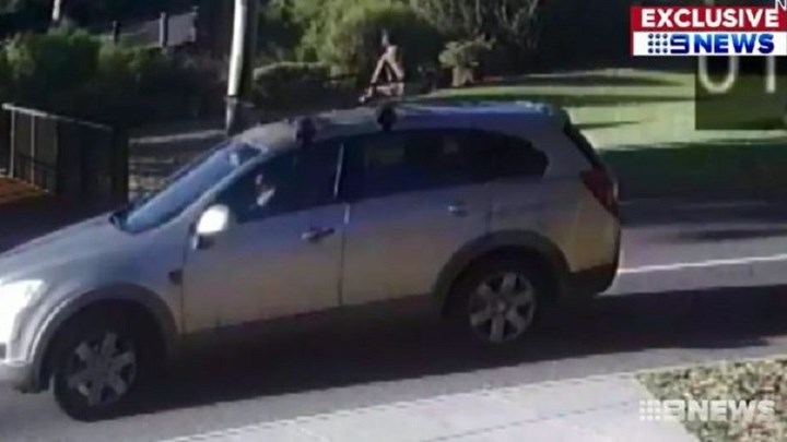 Οδηγούσε επί 13 χιλιόμετρα με το παιδί της στην οροφή του αυτοκινήτου – ΒΙΝΤΕΟ