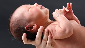 Βρέφος έπεσε από τα χέρια του παπά – Νοσηλεύεται σε κρίσιμη κατάσταση – ΒΙΝΤΕΟ